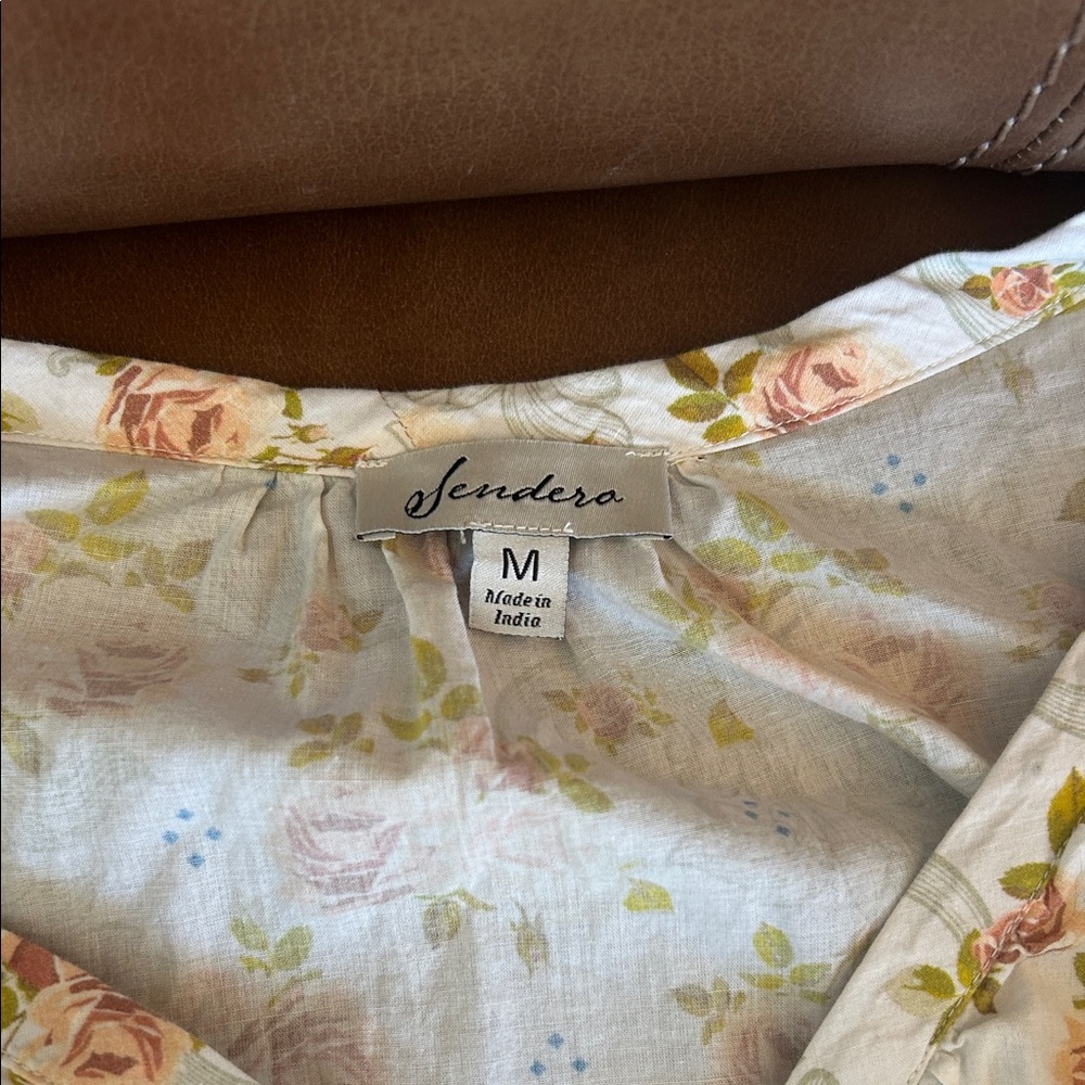 sendero  Floral Button-Up Blouse - Soft Peach Roses crop - Picture 2 of 6